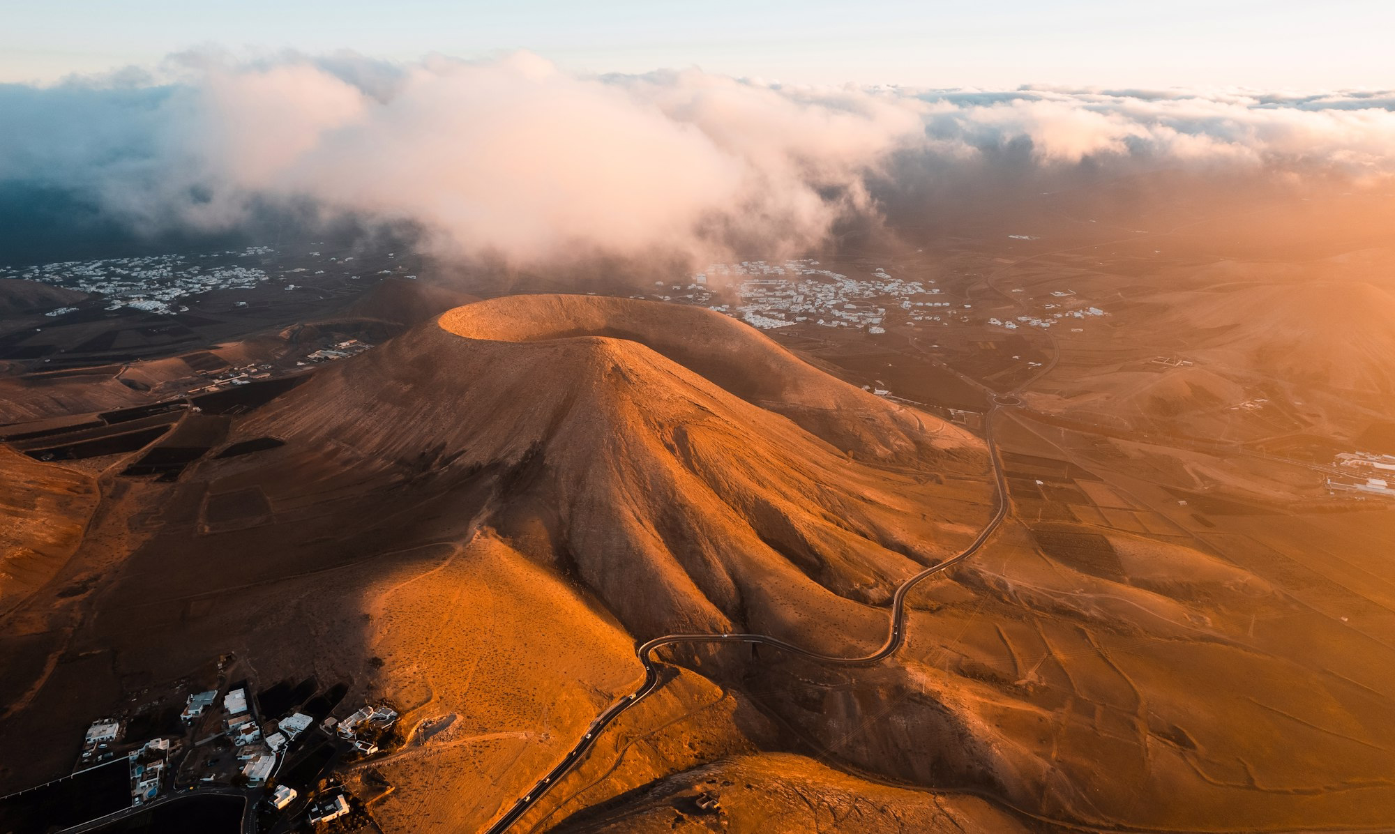 Vista aérea de volcanes y montañas rodeadas de pueblos en Lanzarote